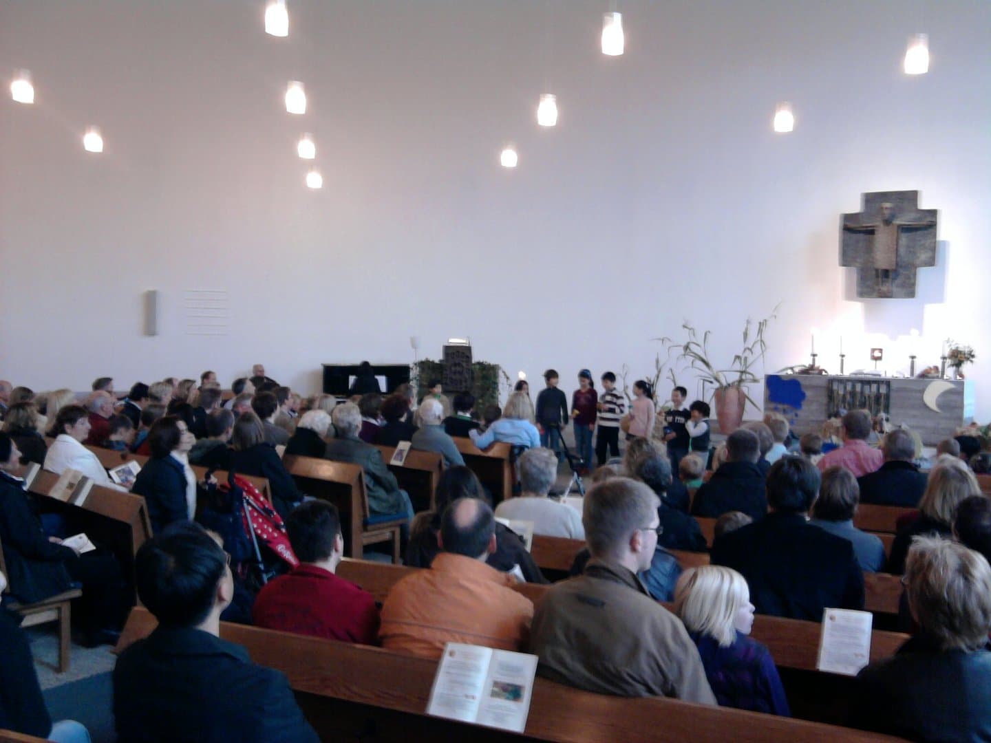 Kinder singen gemeinsam in der Kirche