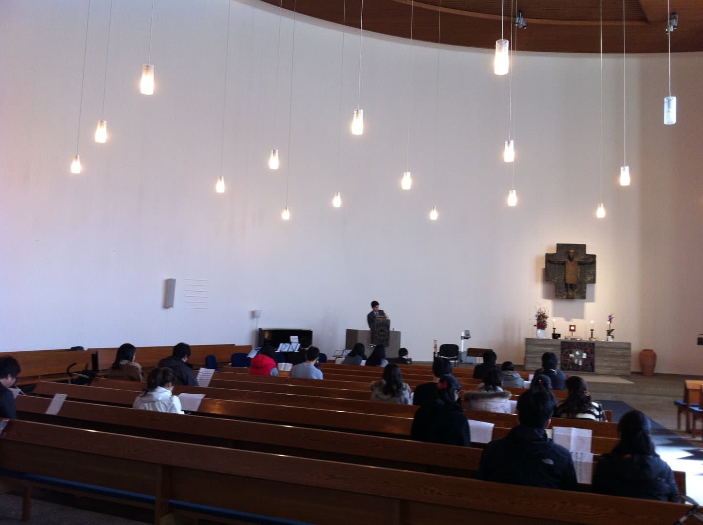 Die Gemeinde feiert Gottesdienst im Kirchenraum