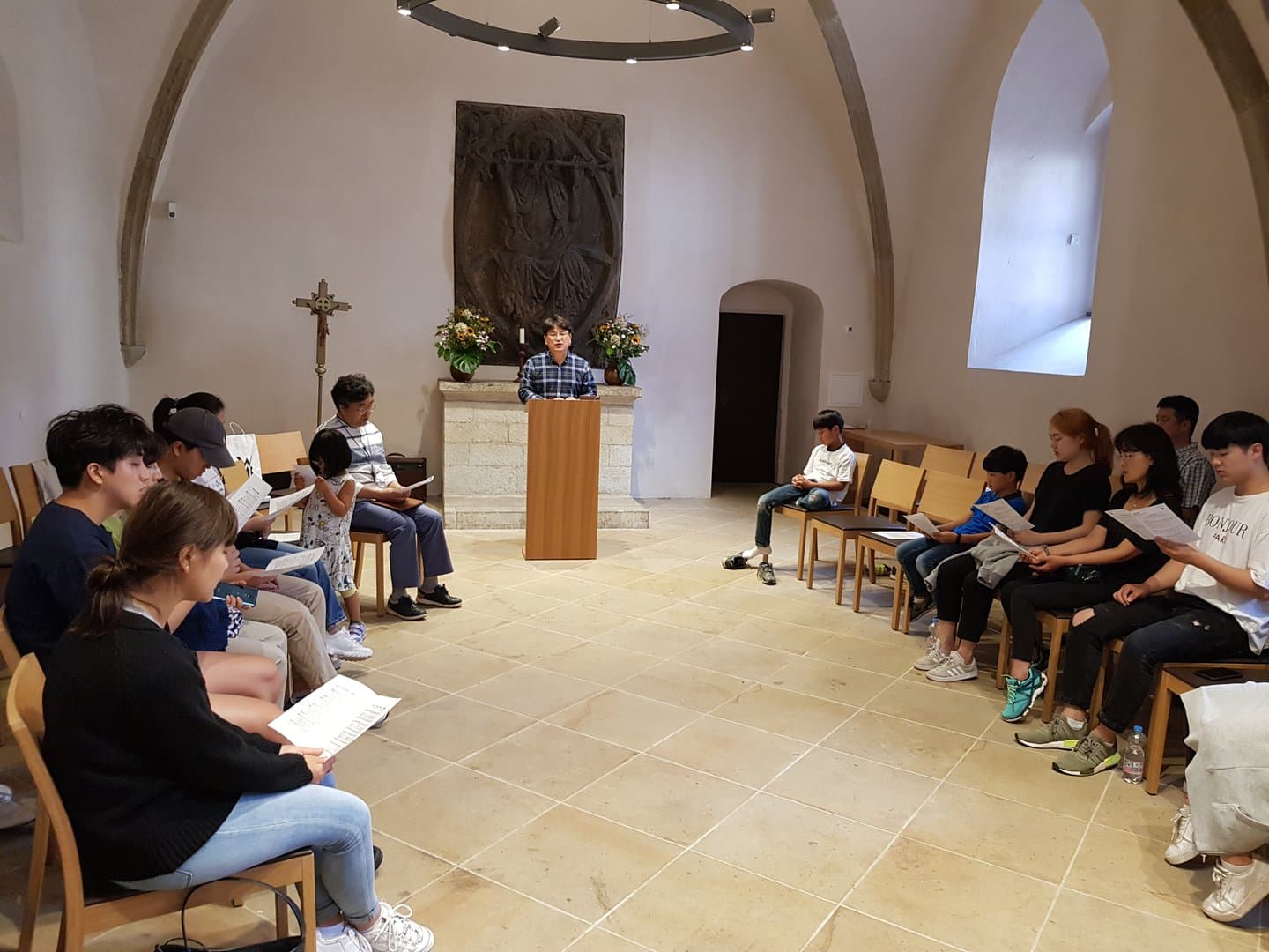 Gemeindemitglieder sitzen zum Gottesdienst in einem Kreis
