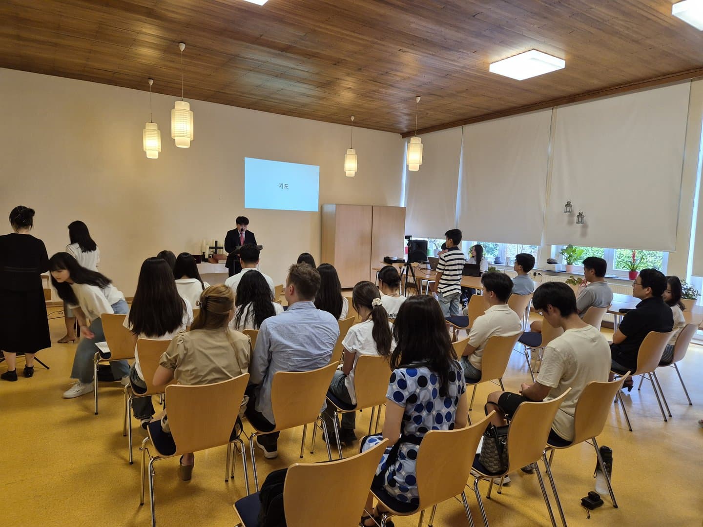 Die Gemeinde feiert Gottesdienst im Kirchenraum