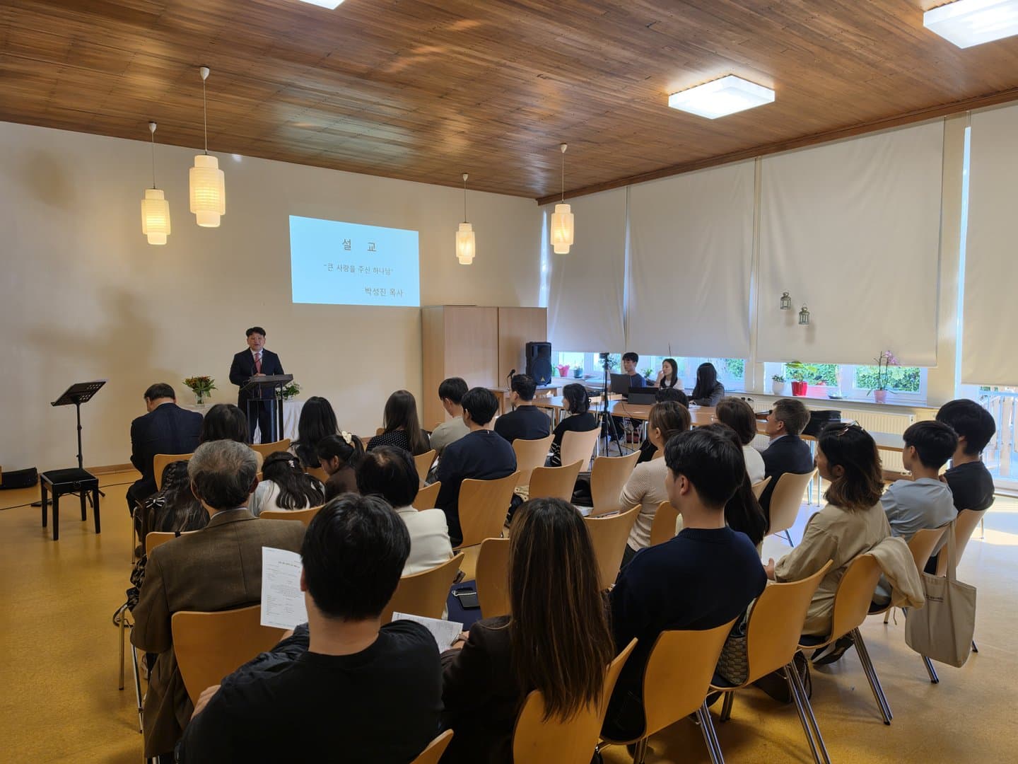 Die Gemeinde feiert Gottesdienst im Kirchenraum