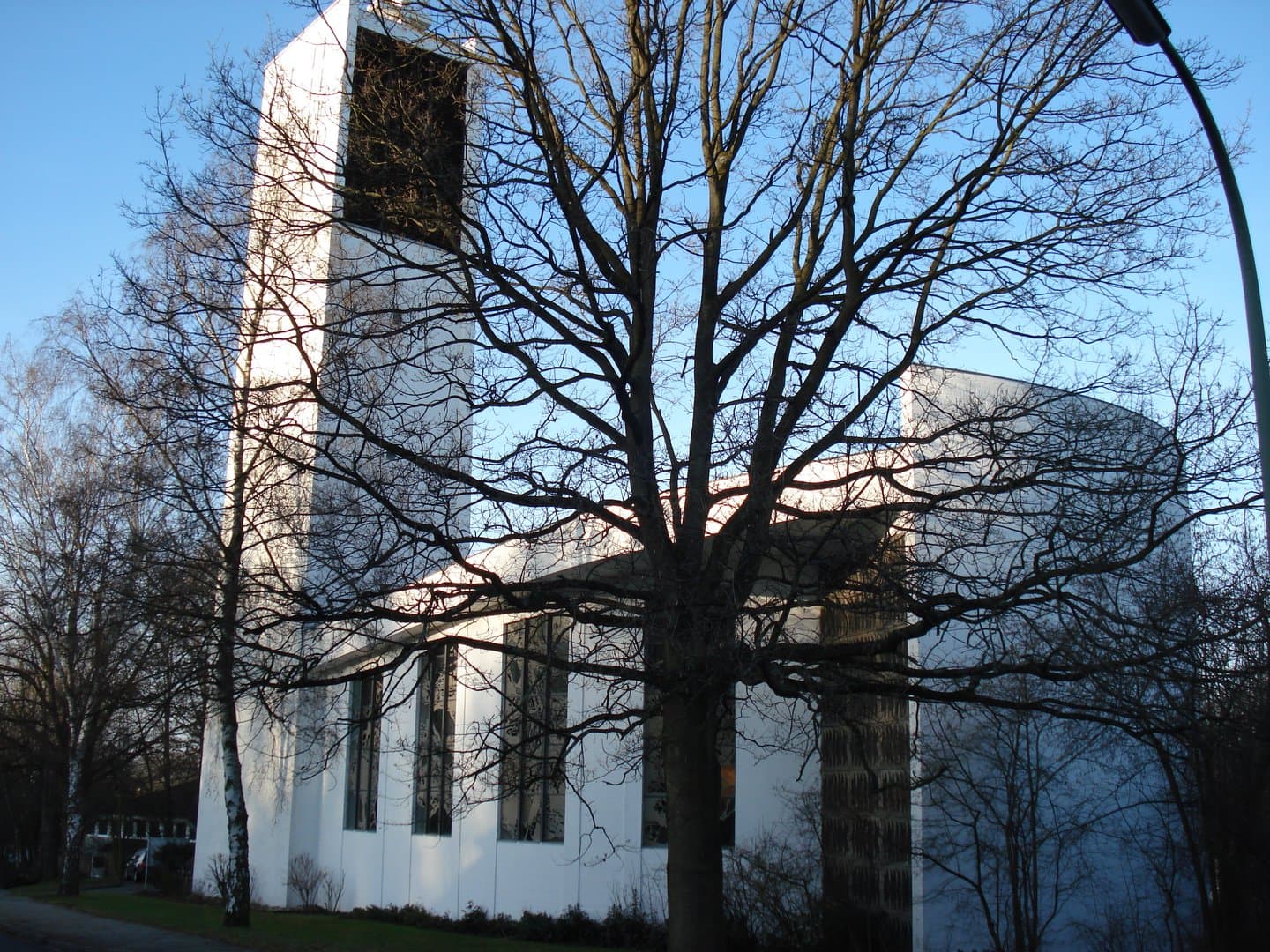Die Melanchthonkirche hinter Bäumen